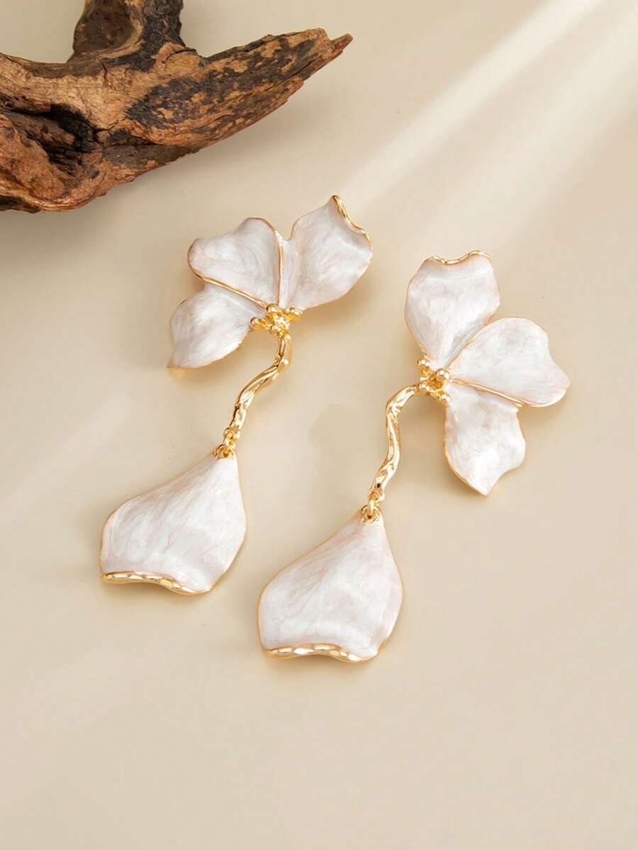 Pendientes de botón asimétricos vintage con pétalos y borlas de esmalte blanco goteado estilo francés, joyería de oreja elegante de diseño de nicho - A - Ver 1