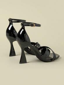 女款 9cm 超高跟細跟涼鞋，單帶扣開頭亮面漆皮夏季新款夜店風，優雅性感時尚模特兒伸展台造型，露跟後扣鏤空設計，紅酒杯鞋跟，百搭顯腿長，精緻女孩風，奢華小眾設計，純黑色方頭交叉帶羅馬鞋，2026 春/秋，尺寸 33-43，小碼 34 - 黑色 - 查看 4