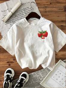 Summer Tops: Vintage-Style Short-Sleeved T-Shirt With A Round Neck, Featuring A Double-Sided Print Of Strawberries And Leaves, And The Words "Contest, Who's Sweeter Than". Cotton T-Shirt, College Style, Strawberry Pattern. - 白色 - 查看 2