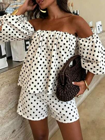 Conjunto de 2 peças para mulher com top solto preto e branco às bolinhas, ombros descobertos e mangas lanterna, e calções de cintura elástica, elegante, estilo resort, verão