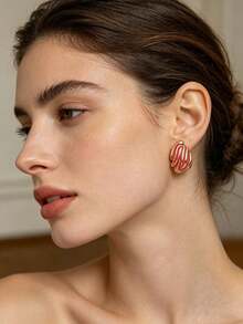 French Retro Wave Earrings, Made Of 18K Stainless Steel Material, Fade Resistant And Hypoallergenic, High-End Light Luxury Earrings, Versatile Accessories For Daily Commuting And Dating, Holiday Gifts For Girlfriends And Mothers. - Multicolor - View 5