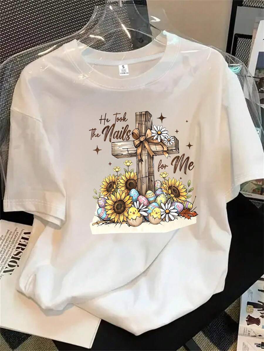 Esta blusa de manga corta y cuello redondo para mujer, con un estampado de cruces que incluye girasoles y huevos orientales, es adecuada para todas las estaciones. - Blanco - Ver 1