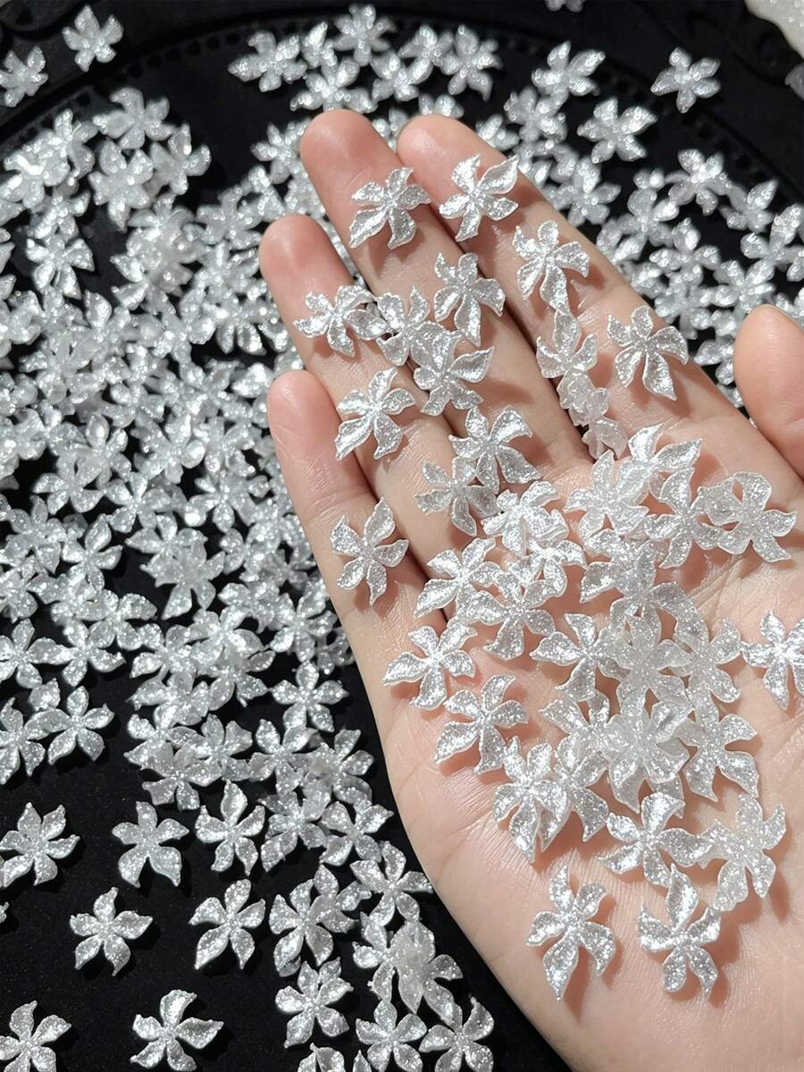 白色花朵美甲飾品 50入 3D 亮片白色木槿花美甲裝飾 柔軟壓克力春夏季花瓣水鑽寶石 女款指甲裝飾 DIY 耗材