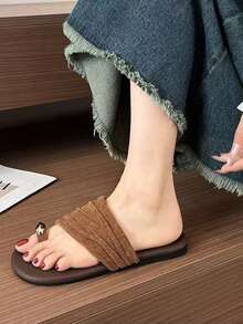Sandale vintage maro cu bot închis și o singură curea, model nou de vară, din material textil cu pliuri, talpă moale, pantofi plați eleganți și versatili pentru femei, pentru naveta zilnică, cumpărături și vacanță - cafea maro - Vizualizare 1