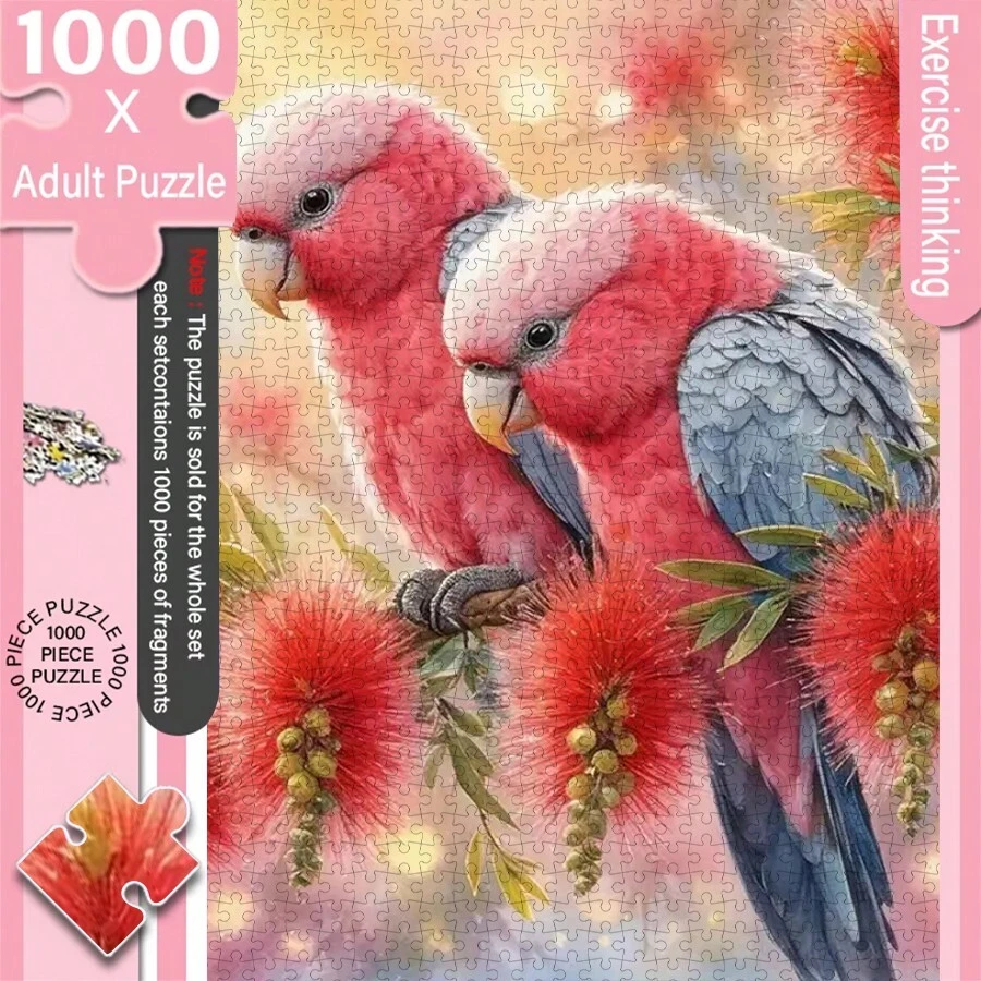 1000片成人迷你拼圖盒裝 - 這款精準切割的拼圖以雙粉紅葵鸚鵡和鮮豔花卉為主題，採用耐刮材質製成，難度適合成人挑戰。可用於家庭娛樂、DIY家居裝飾及藝術收藏，是萬聖節和聖誕節的絕佳禮物，能幫助您挑戰大腦、沉浸於藝術並美化空間。
