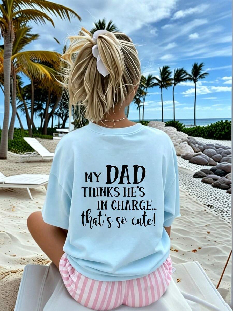Camiseta infantil com estampa "Meu pai acha que manda em tudo... Que fofo!", ideal para meninas praticarem esportes ao ar livre, usarem casualmente no dia a dia e serem versáteis na primavera/verão. - Baby Azul - Ver 1