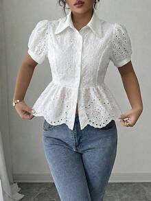 2026 Blusa elegante de verano para mujer con mangas de pétalos huecos y volantes en el bajo - Blanco - Ver 1