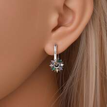 Un par de pendientes de plata de ley 925 con diamantes que presentan diseños originales de lágrima, trébol de cuatro hojas, flor, estrella de mar y fresa. Estos pendientes colgantes de circonita cúbica de colores ofrecen un aspecto fresco y versátil que es a la vez lujoso y delicado. Perfectos para el uso diario y para complementar, emanan un encanto alegre. - Multicolor - Ver 4