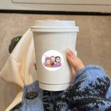 1 cuộn nhãn dán tròn 25mm MINISO chính hãng HUNTRESS IP 500 miếng hình cô gái chibi dễ thương, nhãn dán chân dung tự dính, phù hợp trang trí gương trang điểm, túi, lược, ví, hộp đựng tai nghe và nhiều vật dụng khác - Nhiều màu - Xem 6