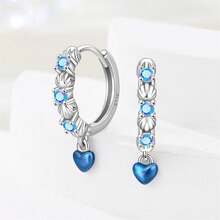 Un par de pendientes de plata de ley 925 con diamantes que presentan diseños originales de lágrima, trébol de cuatro hojas, flor, estrella de mar y fresa. Estos pendientes colgantes de circonita cúbica de colores ofrecen un aspecto fresco y versátil que es a la vez lujoso y delicado. Perfectos para el uso diario y para complementar, emanan un encanto alegre. - Multicolor - Ver 6