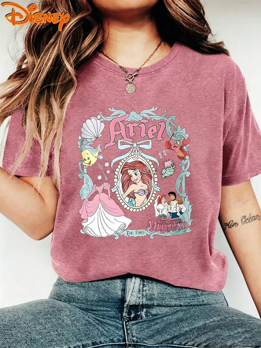 Disney Ariel 1989 Vintage Gorgeous Lace Print Round Neck Short Sleeved T-Shirt, Women's Nostalgic Magical Style Disney Trip Casual Top, Women's Summer Casual Disney Vacation Top, Summer Outfit, Summer Top, Women's Top, Holiday Vest, Women's Summer Top, Independence Day, Holiday Clothing, Gifts For Family And Friends, Women's Spring Outfit, Officially Authorized Disney T-Shirt, Disney Men's And Women's Spring And Summer Fashionable Casual Short Sleeved T-Shirt - Màu Hồng Tươi - Xem 1
