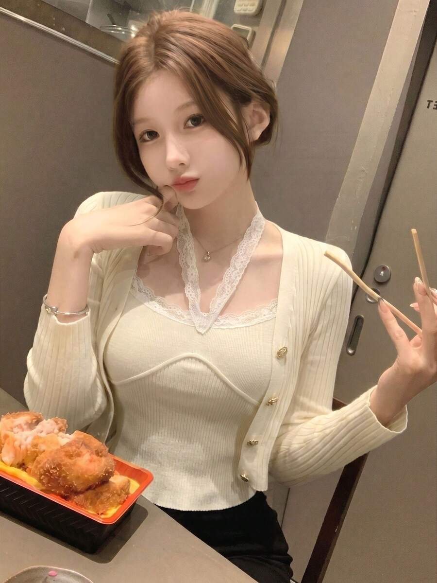 2026甜美女孩風蕾絲拼接金屬鈕扣女款針織兩件式上衣套裝,適合下午茶秋季穿搭 - 杏色 - 查看 1