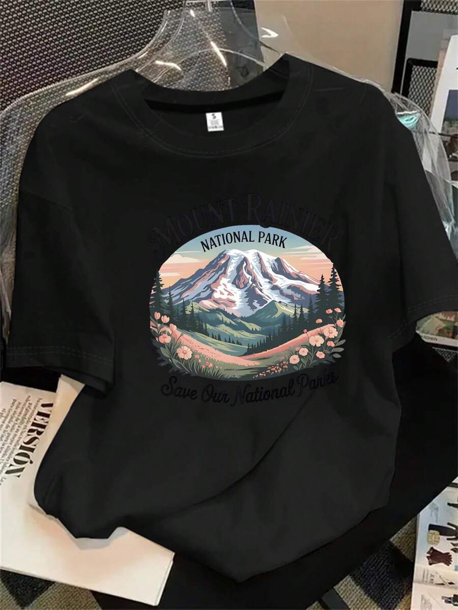 Top de mujer de manga corta y cuello redondo con estampado del logo de un parque nacional sobre un fondo de montaña, apto para todas las estaciones. - Negro - Ver 1