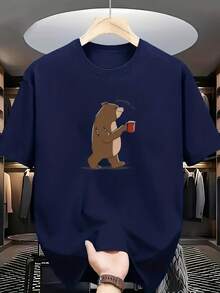 Camiseta de manga corta con cuello redondo y un oso marrón de dibujos animados sosteniendo una taza roja impresa en la parte delantera.La linda imagen del oso pardo transmite una atmósfera relajada y divertida. - Blanco - Ver 4
