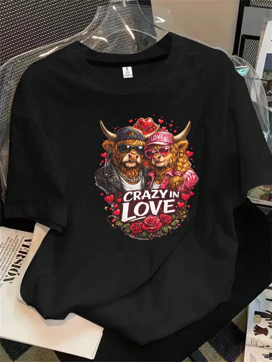 Top de mujer de cuello redondo y manga corta con un par de ositos de peluche y la divertida frase "Amor" estampada, apto para todas las estaciones. - Negro - Ver 1
