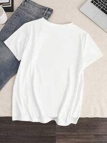 Camiseta negra esencial para fiestas en la playa con gráficos coloridos (estrella de mar, flores, coco, concha, hoja), mangas enrolladas, jeans de mezclilla azul claro, zapatillas blancas y sombrero de paja, ideal para el verano, el Día de los Caídos, el Cuarto de Julio, el Día del Trabajo. Transpirable y cómoda. - Blanco - Ver 4