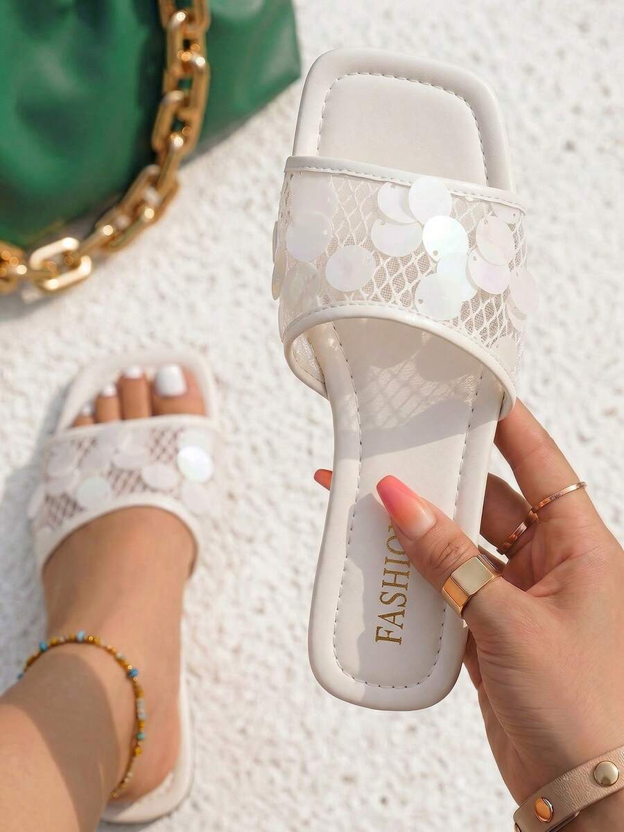 planare 女款夏季時尚極簡度假風拼接透氣網面亮片裝飾套腳方頭平底開趾米色涼鞋 海灘必備海灘涼鞋可愛女鞋度假涼鞋海灘鞋可愛涼鞋女款拖鞋女鞋夏季白+紅涼鞋(布料花紋隨機)