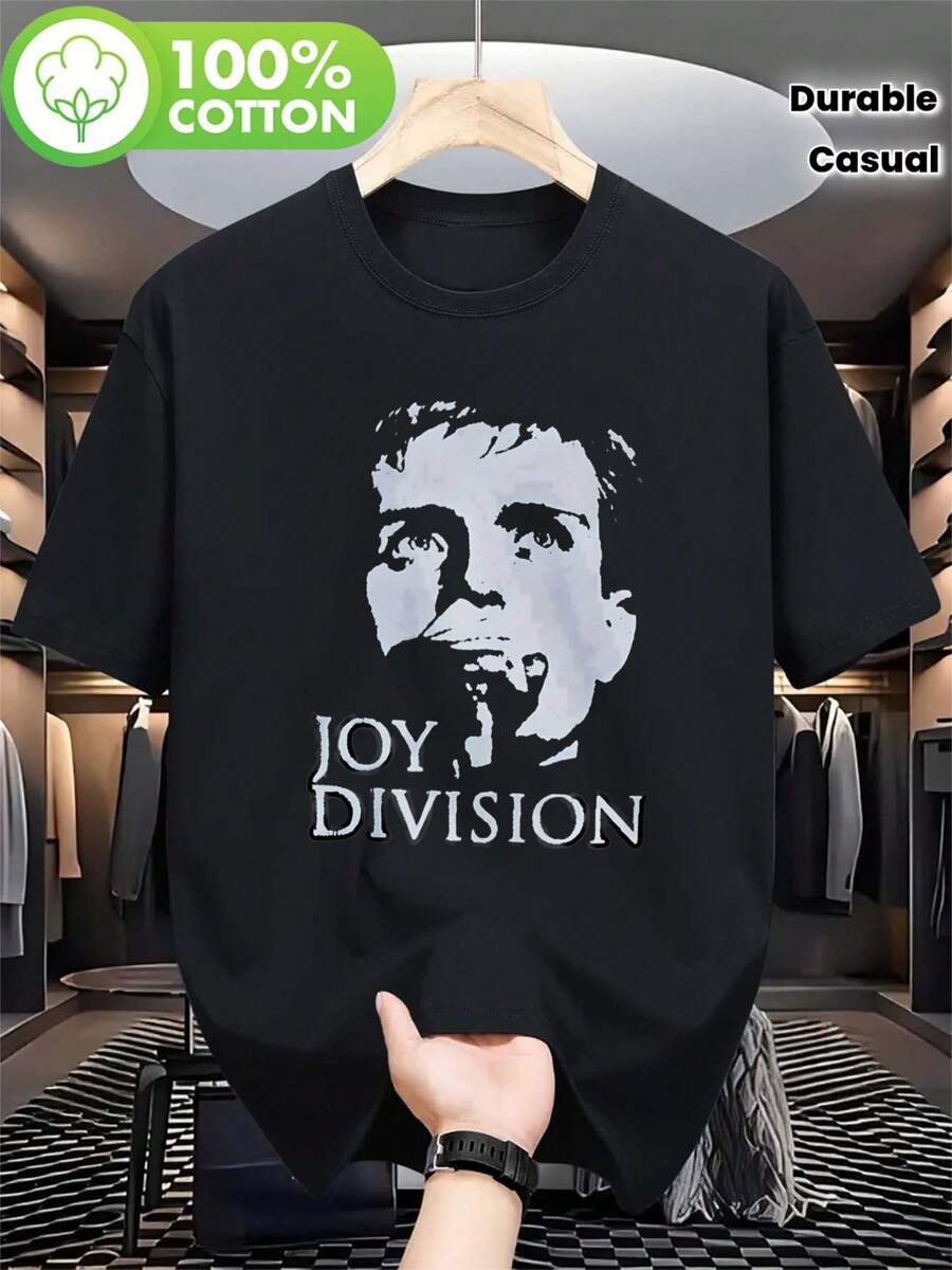 Camiseta con Gráficos de la Banda Joy Division para Hombre - Estampado de Retrato y Texto de Ian Curtis, Negra con Contraste Blanco, Camiseta de Estilo Retro Punk, Cuello Redondo Resistente, Manga Corta, Camiseta Casual de Verano para Fanáticos de la Música y Uso Diario, Ropa Inspirada en la Música - Negro - Ver 1