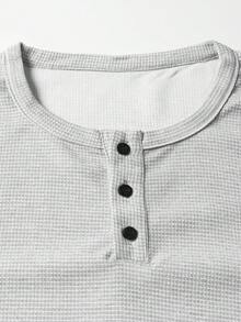 1件寬鬆版型黑色華夫格針織亨利領鈕扣休閒男士POLO衫，聚酯纖維材質，輕量透氣，運動休閒風，可機洗，適合夏季日常穿著、商務通勤、跑步、健身、戶外上衣 - 灰色 - 查看 7