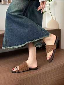 Sandale vintage maro cu bot închis și o singură curea, model nou de vară, din material textil cu pliuri, talpă moale, pantofi plați eleganți și versatili pentru femei, pentru naveta zilnică, cumpărături și vacanță - cafea maro - Vizualizare 2
