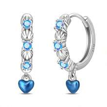 Un par de pendientes de plata de ley 925 con diamantes que presentan diseños originales de lágrima, trébol de cuatro hojas, flor, estrella de mar y fresa. Estos pendientes colgantes de circonita cúbica de colores ofrecen un aspecto fresco y versátil que es a la vez lujoso y delicado. Perfectos para el uso diario y para complementar, emanan un encanto alegre. - Multicolor - Ver 20