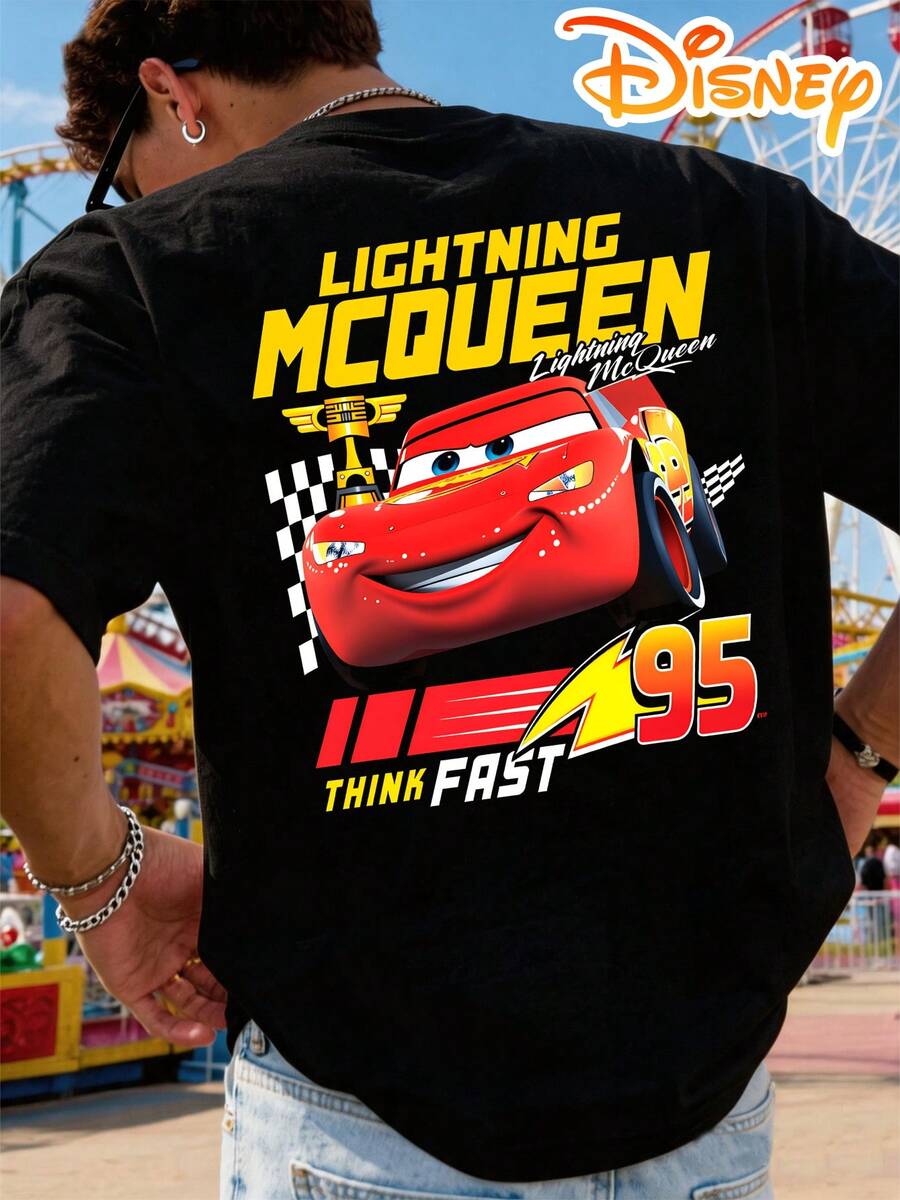 The Disney Cars Lightning McQueen Trophy T-Shirt, Featuring The Race Car Number 95, Is A Men's T-Shirt Perfect For Streetwear, Everyday Wear, Summer Outfits, And Casual Wear. A Must-Have For The Theme Park And A Great Gift For Men. - 黑色 - 查看 1