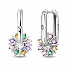 Un par de pendientes de plata de ley 925 con diamantes que presentan diseños originales de lágrima, trébol de cuatro hojas, flor, estrella de mar y fresa. Estos pendientes colgantes de circonita cúbica de colores ofrecen un aspecto fresco y versátil que es a la vez lujoso y delicado. Perfectos para el uso diario y para complementar, emanan un encanto alegre. - Multicolor - Ver 16