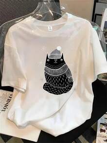Top de manga corta con cuello redondo para mujer con estampado de gato en blanco y negro. El estampado de gato en blanco y negro, junto con el gorro de punto, es ideal para todas las estaciones. - Blanco - Ver 1
