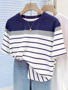 Camiseta de cuello redondo regular con estampado digital a rayas de colores y bordado de fresa - Multicolor 5 - Ver 1