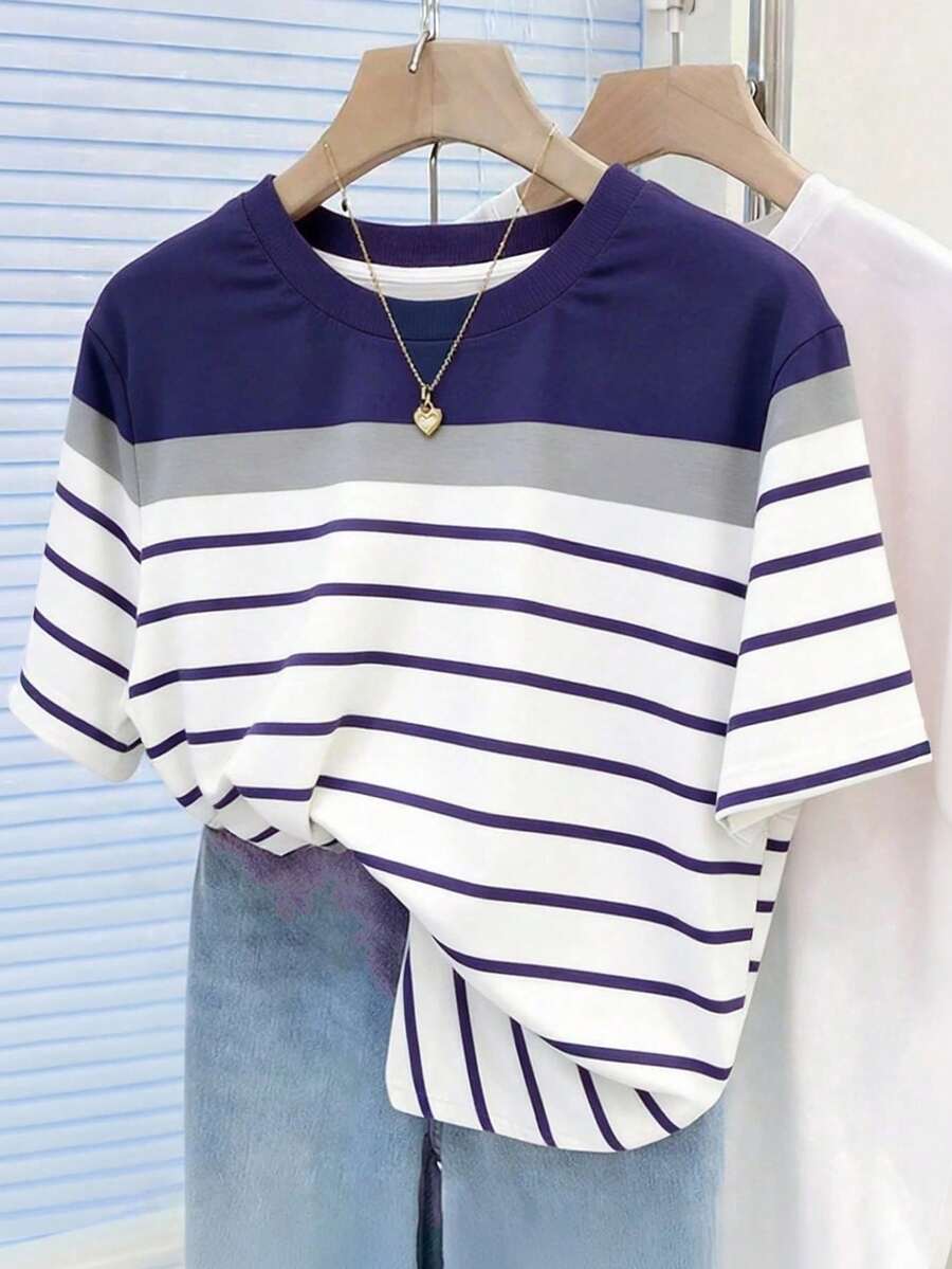 Camiseta de cuello redondo regular con estampado digital a rayas de colores y bordado de fresa - Multicolor 5 - Ver 1
