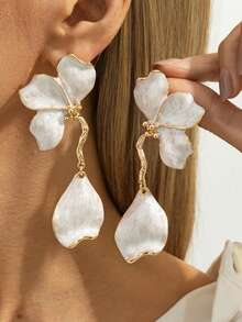 Pendientes de botón asimétricos vintage con pétalos y borlas de esmalte blanco goteado estilo francés, joyería de oreja elegante de diseño de nicho - A - Ver 2
