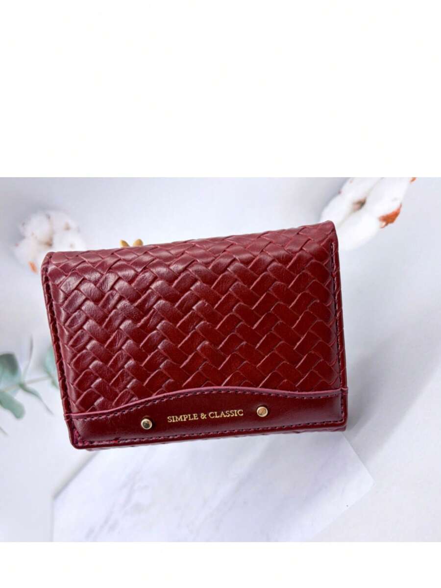 Nueva cartera corta de moda de alta calidad con textura tejida sintética de unicolor, cierre de broche, diseño de tres pliegues, múltiples ranuras para tarjetas y monedero con tachuelas