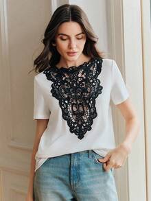 Blusa elegante de verano 2026, esta camiseta de mujer adopta un nuevo diseño, un patrón de bordado hueco, un diseño de manga corta, el contraste de color negro y blanco es muy llamativo.Adecuado para que las mujeres lo usen para salidas, ir al trabajo, vacaciones o en casa. - Blanco - Ver 1