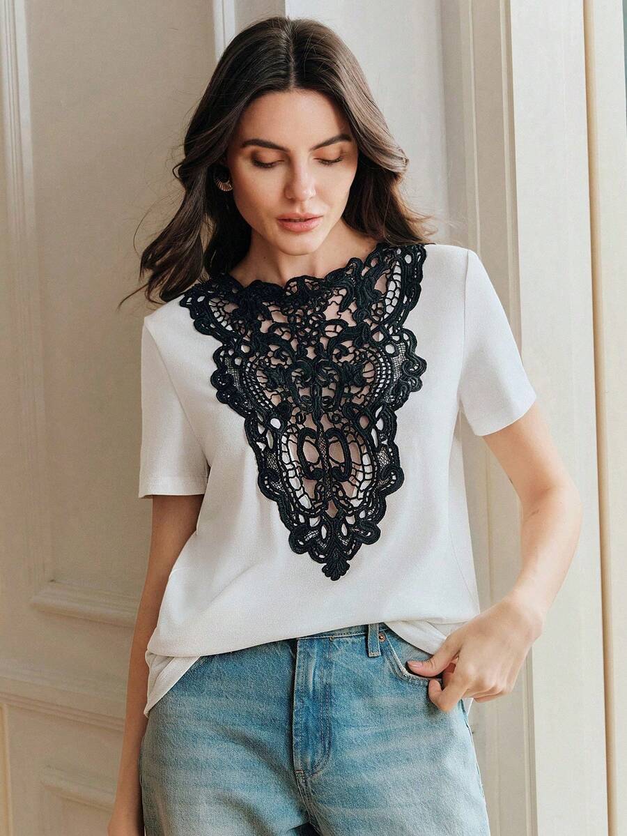 Blusa elegante de verano 2026, esta camiseta de mujer adopta un nuevo diseño, un patrón de bordado hueco, un diseño de manga corta, el contraste de color negro y blanco es muy llamativo.Adecuado para que las mujeres lo usen para salidas, ir al trabajo, vacaciones o en casa. - Blanco - Ver 1
