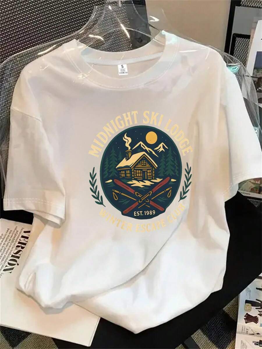 Esta camiseta de manga corta con cuello redondo y estampado de cabaña de montaña para mujer es adecuada para todas las estaciones. - Blanco - Ver 1