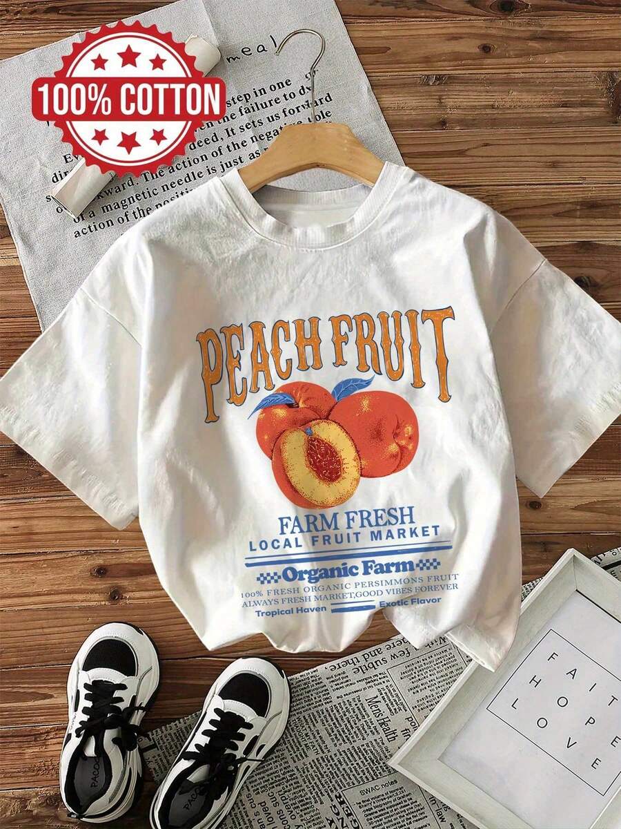 Minimalist. 100% Cotton. 1 Piece. Short-Sleeved, Scoop-Neck T-Shirt With A Vintage Peach-Themed Graphic, Featuring Prints Inspired By The Local Fruit Market. A Spring/Summer Top. - 白色 - 查看 1