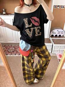 女款時尚露肩豹紋 LOVE 與嘴唇圖案 T-shirt，短袖聚酯纖維高彈性休閒上衣，夏季穿搭 - 黑色 - 查看 4