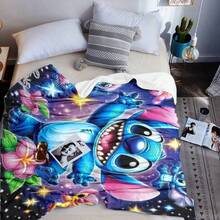 Chăn đắp Disney Lilo & Stitch in nhân vật vui nhộn, thiết kế nền vũ trụ bầu trời sao hoa, nhiều kích cỡ, chăn ngủ trưa nhẹ thoải mái phù hợp dùng tại nhà và văn phòng, lý tưởng cho sofa nghỉ ngơi hàng ngày - Nhiều màu - Xem 5