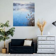 Una pintura al óleo decorativa de paisaje natural que muestra un paisaje impresionista de un lago con niebla matutina y hielo. Incluye juncos pintados a mano en la orilla. - Enmarcado - Ver 5