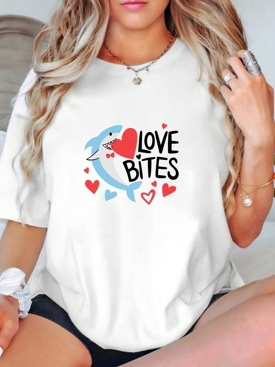 Disfraz de Fiesta de la Semana del Tiburón Premium para Mujer - Camiseta con Estampado de Dientes de Tiburón y Corazón |   Camiseta de playa de verano con diseño de mandíbula de tiburón rosa y azul |   Camiseta casual lavable a máquina, adecuada para actividades de alto impacto y uso diario. Ecológica. - Blanco - Ver 1