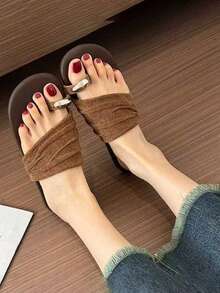 Sandale vintage maro cu bot închis și o singură curea, model nou de vară, din material textil cu pliuri, talpă moale, pantofi plați eleganți și versatili pentru femei, pentru naveta zilnică, cumpărături și vacanță - cafea maro - Vizualizare 3