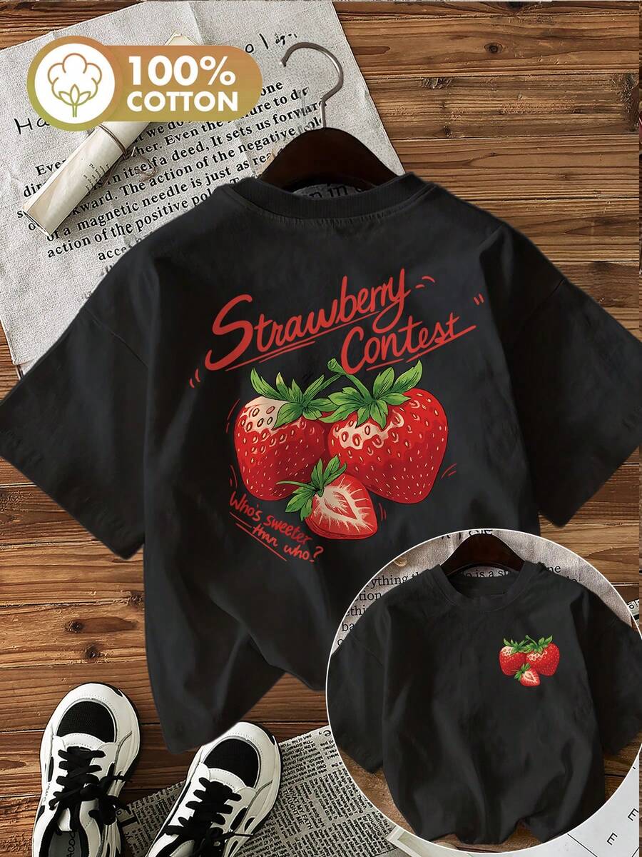 Summer Tops: Vintage-Style Short-Sleeved T-Shirt With A Round Neck, Featuring A Double-Sided Print Of Strawberries And Leaves, And The Words "Contest, Who's Sweeter Than". Cotton T-Shirt, College Style, Strawberry Pattern. - 黑色 - 查看 1