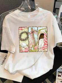Top de mujer de manga corta y cuello redondo con tres estampas religiosas que representan cruces, un turbante y un estampado floral, ideal para todas las estaciones. - Blanco - Ver 1