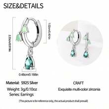 Un par de pendientes de plata de ley 925 con diamantes que presentan diseños originales de lágrima, trébol de cuatro hojas, flor, estrella de mar y fresa. Estos pendientes colgantes de circonita cúbica de colores ofrecen un aspecto fresco y versátil que es a la vez lujoso y delicado. Perfectos para el uso diario y para complementar, emanan un encanto alegre. - Multicolor - Ver 7