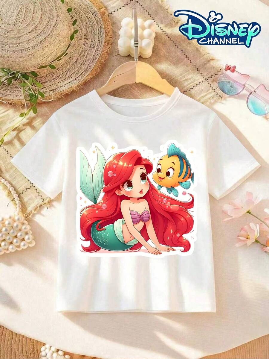 [Officially Licensed By Disney] Ariel And Halibut Print Children's Crew Neck T-Shirt. Featuring A Design Combining Underwater Fairytale Characters, This Soft Cotton Children's Summer Casual Top Is Suitable For Both Boys And Girls. Perfect For Birthday Parties, Photo Shoots, Daily School Days, Vacations, Outdoor Activities, And Can Also Be Given As A Gift. The Breathable And Skin-Friendly Fabric Makes It A Thoughtful Choice For Children's Everyday Summer Wear. - 白色 - 查看 1