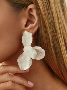 1 Pair Of Fashionable And Exaggerated Enamel Half Petal Flower Earrings, With A Unique Design Sense And Asymmetric Light Luxury Petal Earrings Suitable For Women's Daily Wear - White - View 2