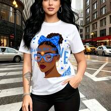 Camiseta de mujer con estampado de chica afroamericana con gafas azules y lazo, mensaje "It's all about self love" - diseño gráfico colorido y moderno, ajuste cómodo y fresco para el clima mexicano, estilo urbano y casual - ideal para paseos por la c - Blanco - Ver 10