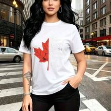 Camiseta de mujer con estampado de hoja de arce roja y texto "True North Strong & Free" evocando orgullo canadiense - camiseta casual de manga corta, ajuste cómodo y elegante, estilo urbano y moderno - ideal para paseos por la ciudad, eventos deporti - Blanco - Ver 11