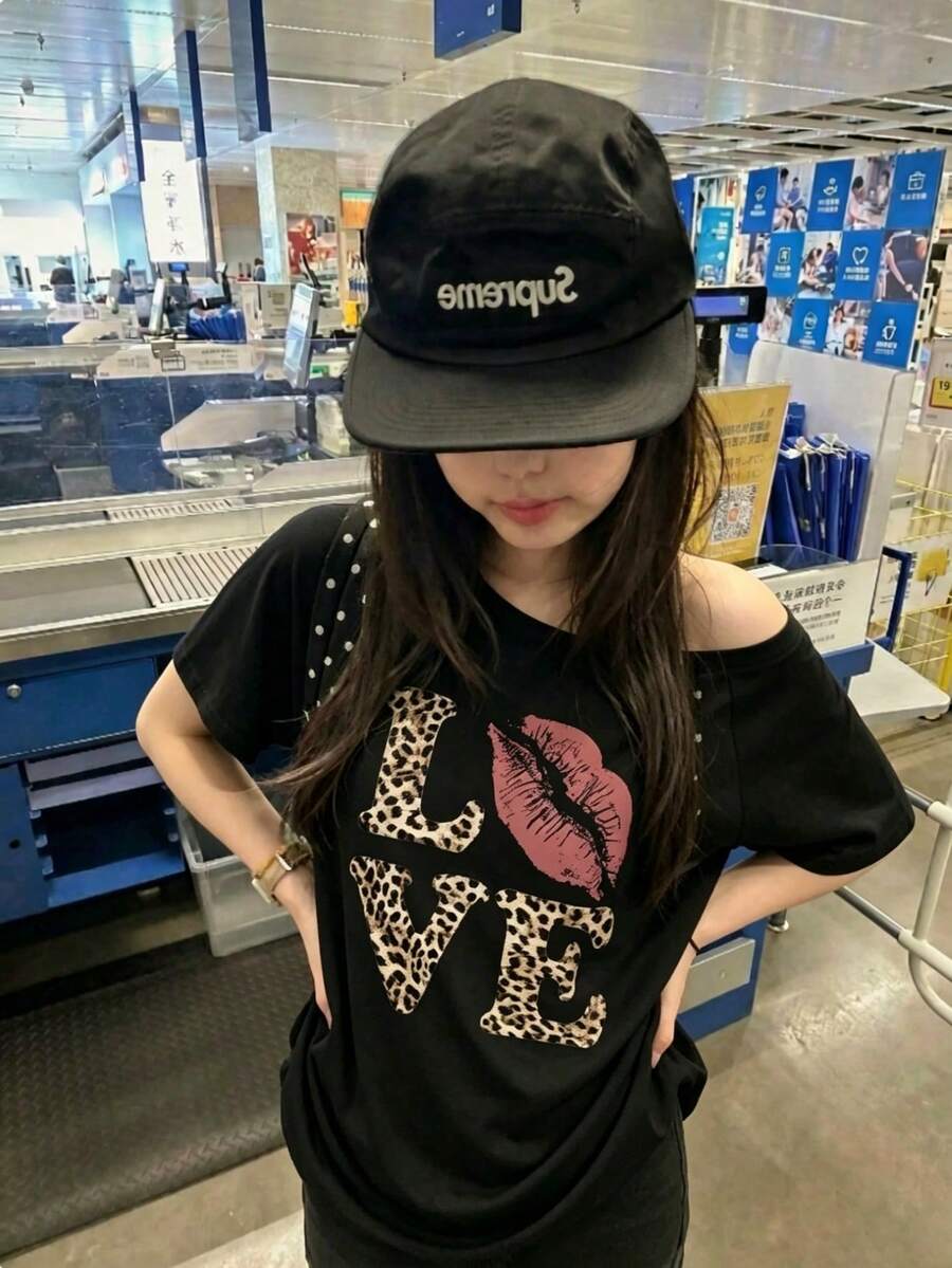 女款時尚露肩豹紋 LOVE 與嘴唇圖案 T-shirt,短袖聚酯纖維高彈性休閒上衣,夏季穿搭 - 黑色 - 查看 1
