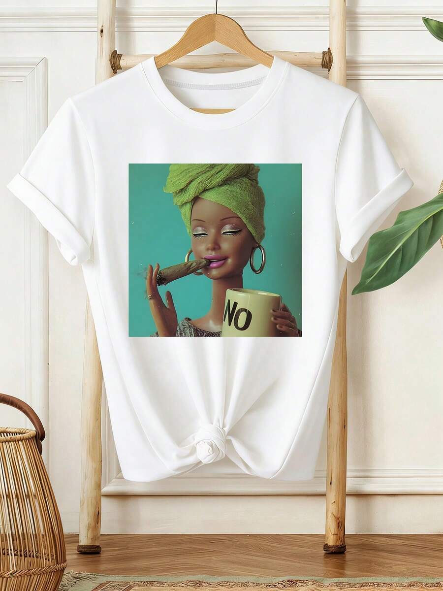 Minimalista. 100% algodão. Tamanho Plus Size. Ilustração de uma mulher usando um lenço verde na cabeça, segurando um charuto e uma xícara com a palavra "NÃO" escrita. Roupa feminina de verão, nova camiseta feminina estilo verão, camiseta de manga curta, camiseta feminina casual estampada. Blusa para primavera/verão. - Branco - Ver 1